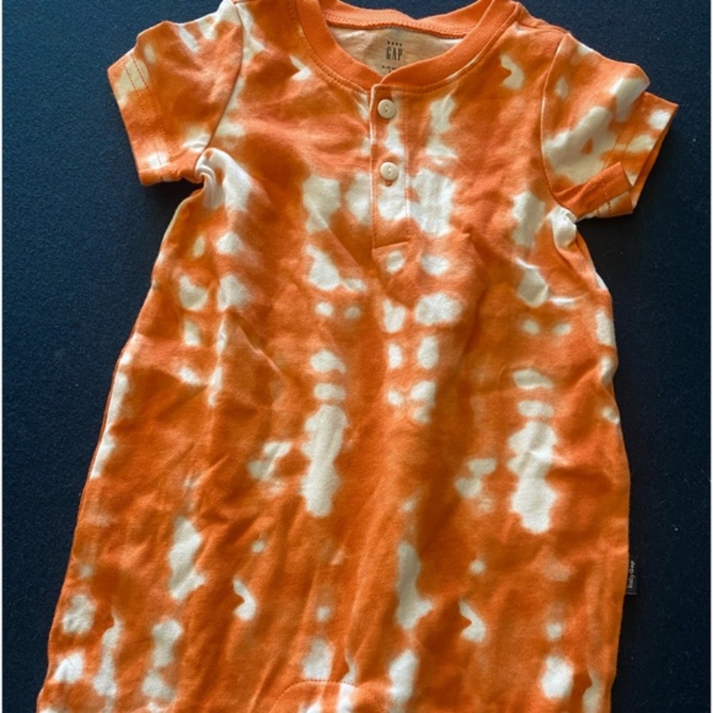 GROOVY BABY tie dye romper by baby gap! Unisex, comfy and oh so cute!👶🏻